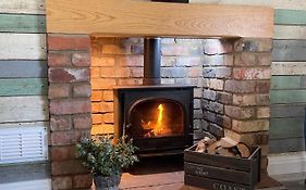 Den Of Joy Humberston Fitties Sleeps 6,Hot Tub,Log Burner
