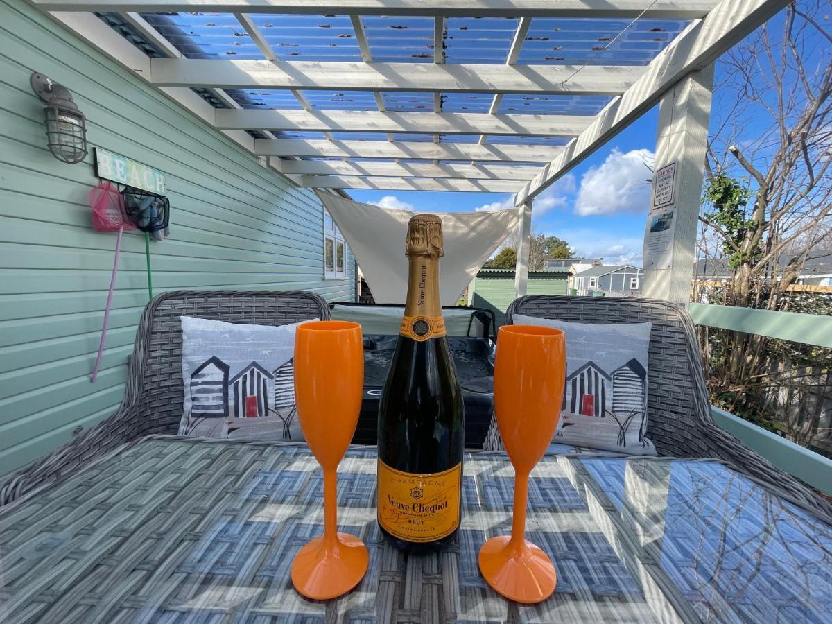 Den Of Joy Humberston Fitties Sleeps 6,Hot Tub,Log Burner Villa Cleethorpes Exterior photo